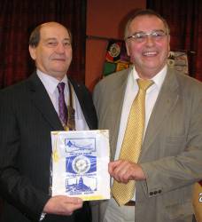 Rotarian Ian Richardson gives President Dave a banner from his club.